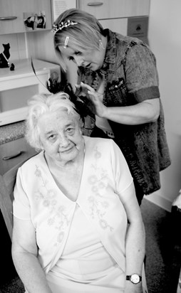 Michele doing Jill's fascinator at our wedding. Xxx