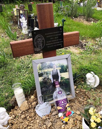 Boysie's grave x