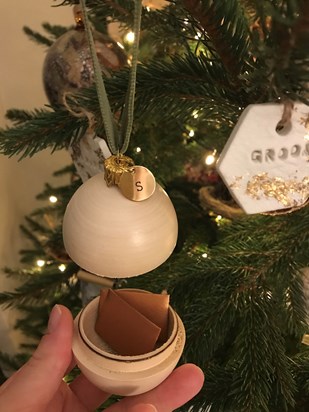 Stewie's Christmas message bauble