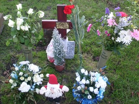 olivers grave at christmas 