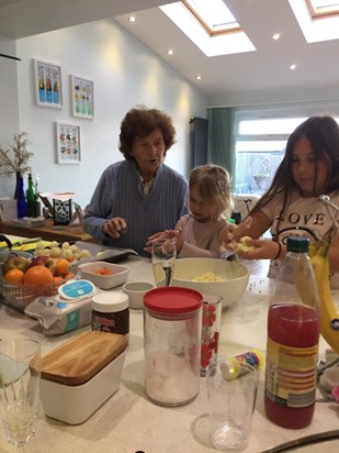 Xmas 2019 - baking with Sofia and Eliana