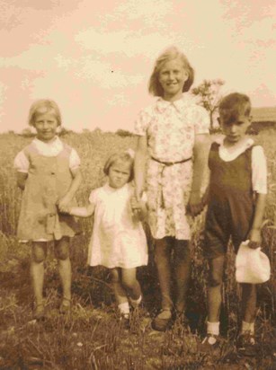 1944ish Trixie, Rosalind, poss Pat and Harold