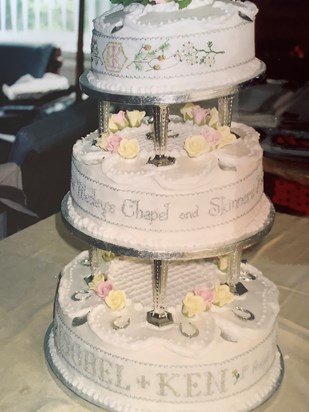 This was the exquisite cake that Josie created for Isobel and Ken’s wedding