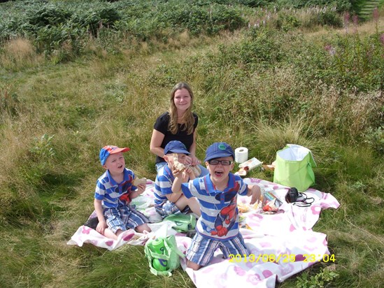 PICNIC TIME ON CASTLE RING X