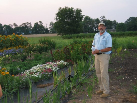 Andy leading cut-flower tour at Greenstone Fields August 2007