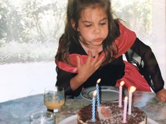 Amelie a 5 ans et souffle ses bougies 