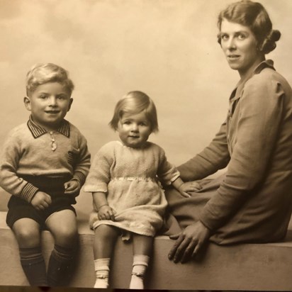 Bill, Joan and their mum Lillian