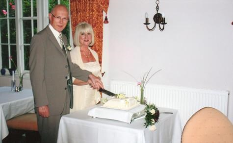 Tony & Gwen Cutting The Cake