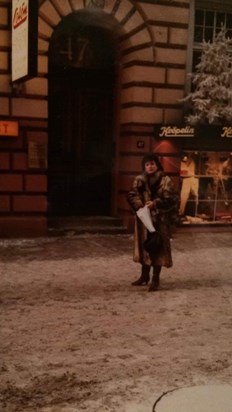 AnneMarie in front of a Hamburger Hof 