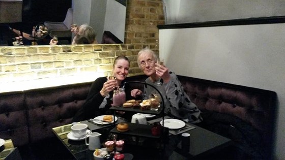 Last February mum and I went to London for her birthday. We had afternoon tea ..... How posh!Xx