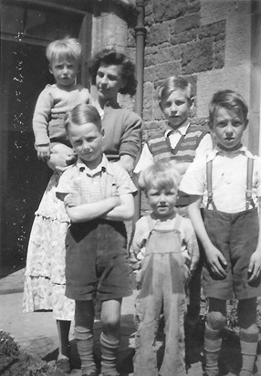 Allan with his mum & 4 brothers