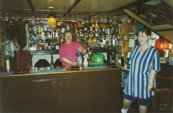 1994 Val & Lisa & Smallest Pub in England