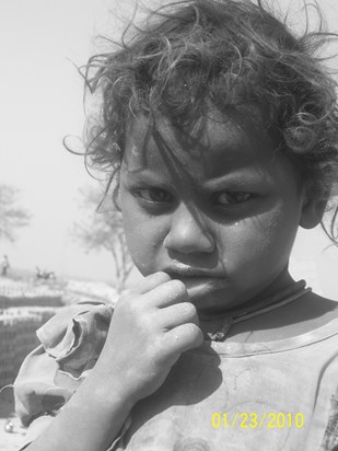 A child at a brick kiln (23 Jan 2010)