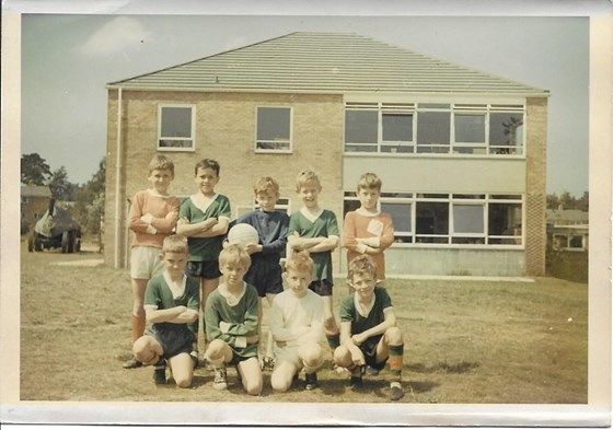 HARMANS WATER SCHOOL CLASS FOOTBALL TEAM 1970 / 71. NEXT STOP WEMBLEY.