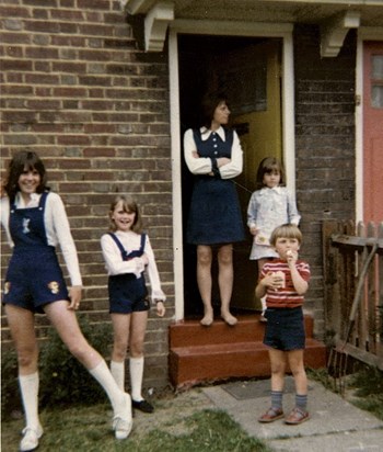 1971 Kate, Donna, Stephen & Tracy with Mum (Kit)