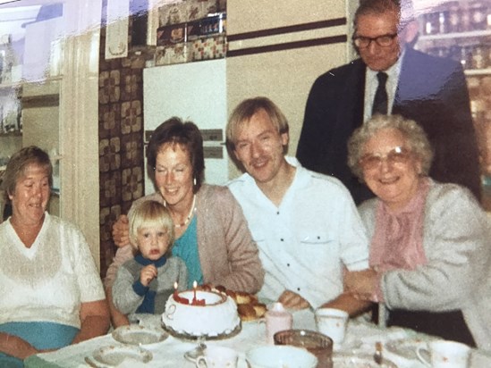 Robin, Shirley,Caroline (2) ,Mum, Dad and Mother in law,  Vivian at Potters Bar.