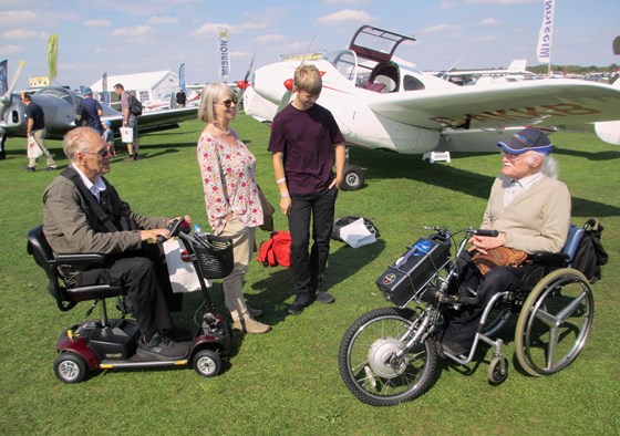 Robin  & Rachel in a serious airside conference with a disabled pilot about electric buggies 1. 9 .20 2018 IMG 7732