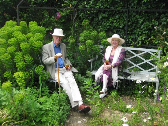 Frank and Irene at College House enjoying the garden   IMG 4905