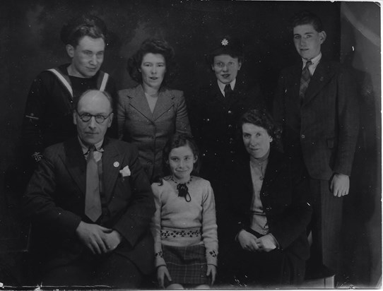 Family Photo 1944: Bill, Doreen, Cissy, Victor.     Frontrow: Grandad Banks, Ann, Nanny Banks.
