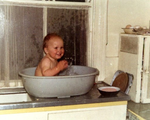18 1962 Bath time for DJ AA
