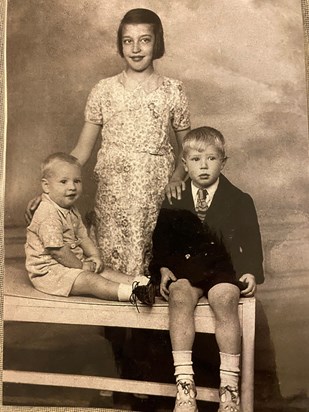 Dad, with older sister Gwen & younger brother John