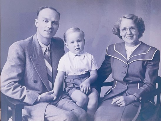 Alan with his parents, Alex & Anne Kidd c.1945