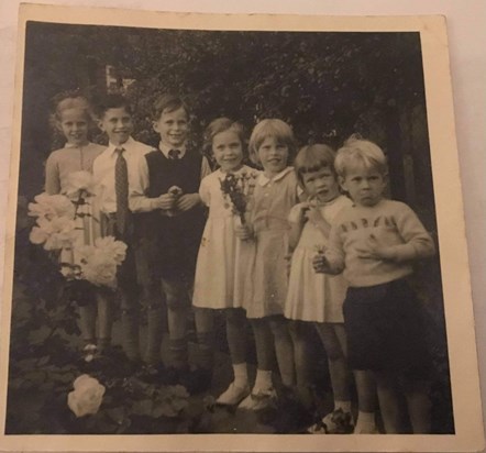 Waumsley’s and Kemps - mid 1950s Cousins and siblings: Penny, Graham, Lance, Lynda, Jilly, Tina, Adrian 