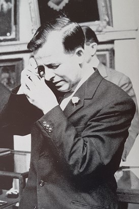 1963 - Inspecting a bracelet before a sale (Christie's)