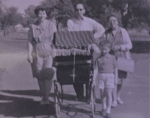 Mum, Dad, Gran Knox, Nick & Me in Pram hopefully