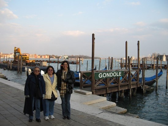 Lillie, Wanda, and Lei in Venice 3/2007