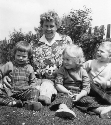 1959 - waiting for Angela's arrival, with Gillian & Nicky & Debbie Gayle