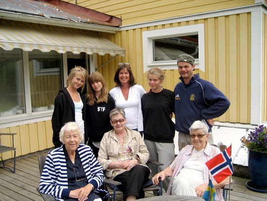 2008, aunt Harriet och cousin Solveig visited my mother Sigrid in Sweden, we had coffee at my house. My brother Robert came with his daughters Gabriella and Julia. Me in the middle with my daughter Saga