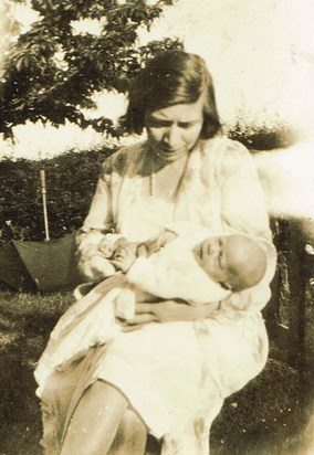 Mary with her mother, Agnes May Parker, 1930