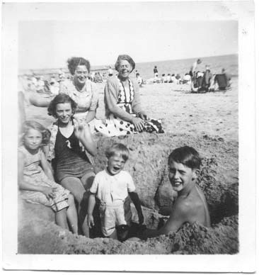 Walton-on-Naze with Granny Nic, Mum, and cousins