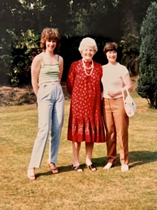 Felicity, Mary and Maureen looking chilled in a '70s summer afternoon