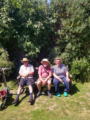 At the botanic gardens with Gill, brother in law John and sister Gaynor. So glad we had that time together. We will miss you so much xx 