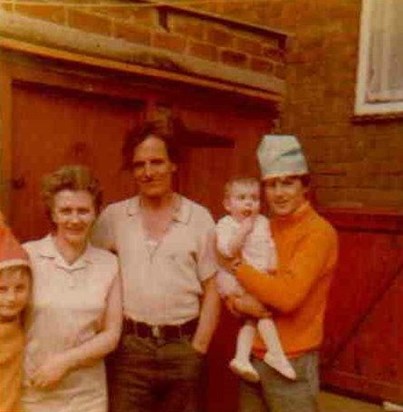 Uncle Barry, Nana, Grandad, Me and Uncle Brian..!!!