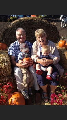Anne & Mike with Olly & Alana, Linvilla Orchard in PA