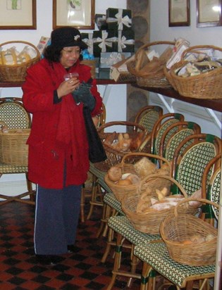 Buying goodies in a bakery in London with Suzanne, december 2005 (Sally Clarkes, a favourite haunt)