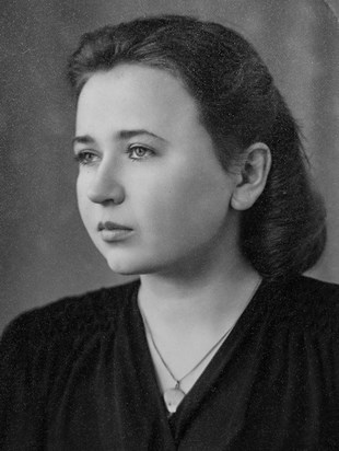 Photo Portrait of Hellen as a young woman.