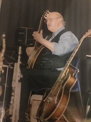 Terry the musician, banjo & guitar 🎵🎵🎵