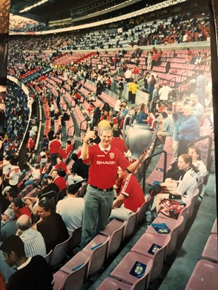 I’m amazed he agreed to have his picture taken with this before the game! Clearly not feeling superstitious, Barcelona 1999