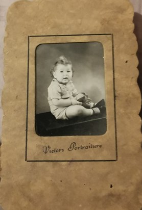 Geoffrey age 18 months (1943)