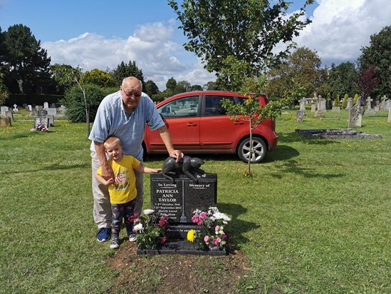 Geoff visiting his beloved Tricia's cat 🐈 inspired gravestone - August 2019