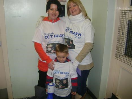 Mummy, bro Derren and Gr8 Auntie Jacqui fundraising for cot death at Lesmahagow Panto 03.12.09