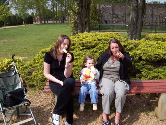 Kirsty, Ava & Nanny 2009