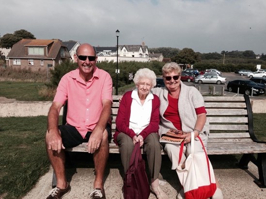 A pit stop with Mum and Pat on a family trip to Freshwater, Isle of Wight 