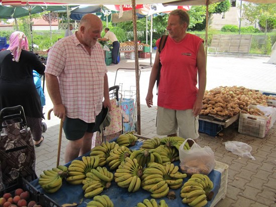 IMG 1317 (2)Graham and Brian bartering for bananas.
