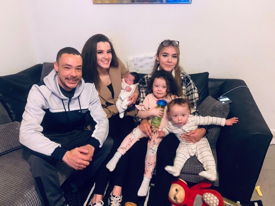 Reneya with her daddy and siblings, lilly, keira, Kioni-Leigh and Kingsley 💙💜