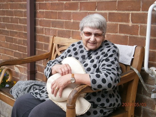 P5050799Mum on garden bench